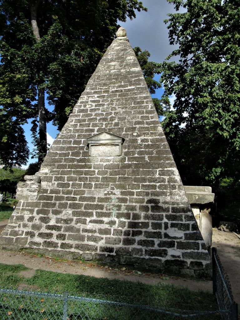 Pyramide du parc Monceau