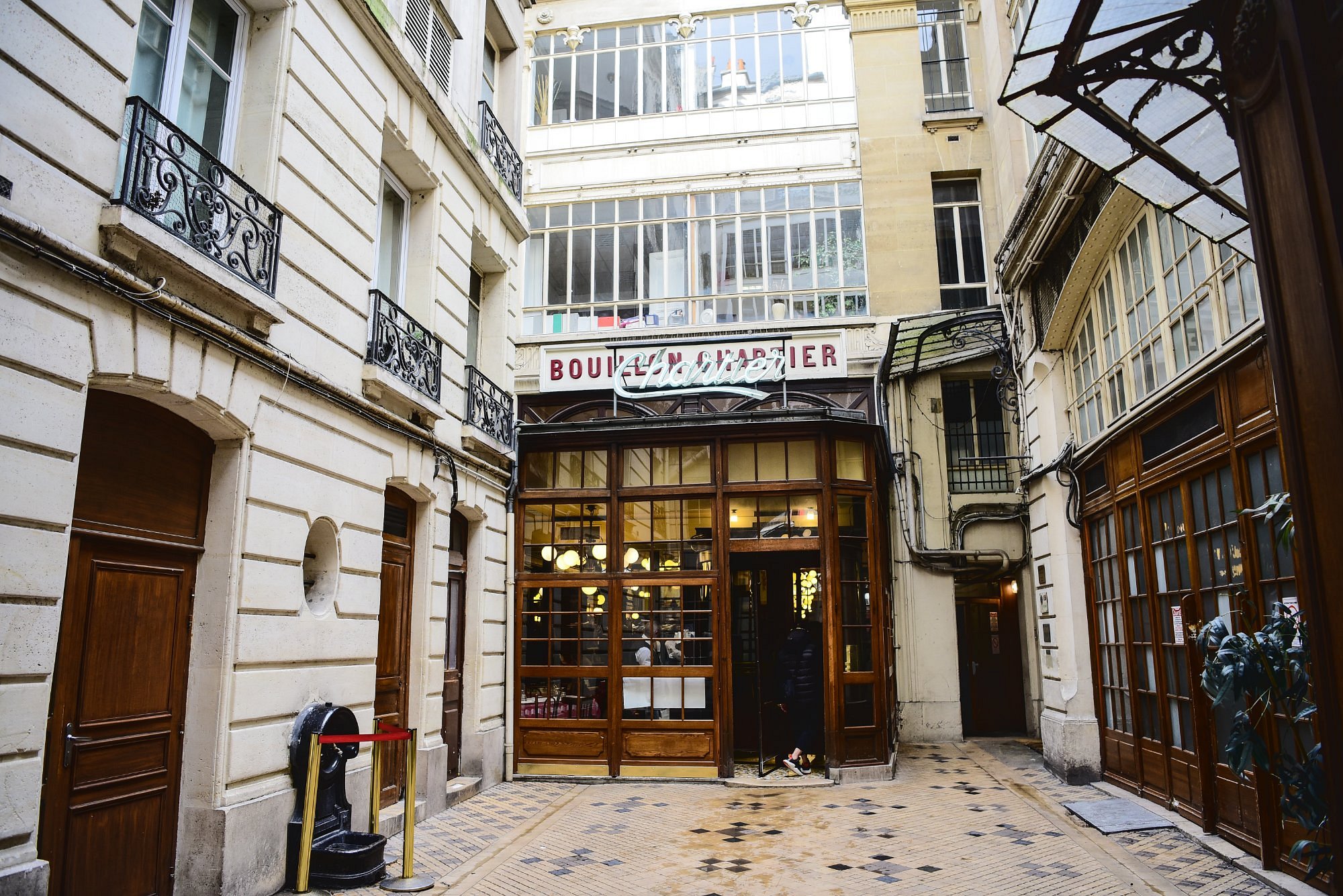 Bouillon Chartier Grands Boulevards : Une Institution Parisienne - L ...