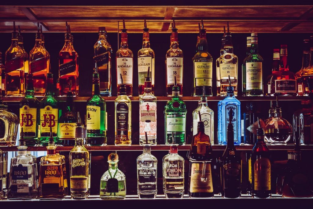 Bouteilles d'alcool dans un bar