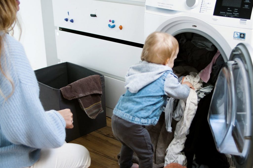 Enfant devant une machine à laver