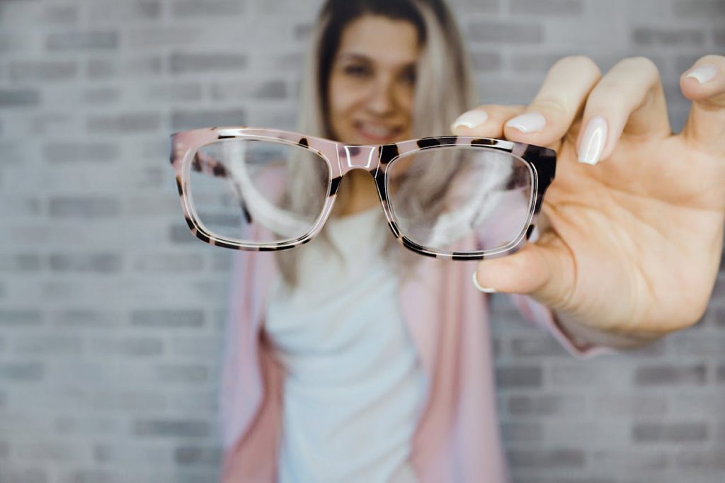 Femme montrant ses lunettes de vue