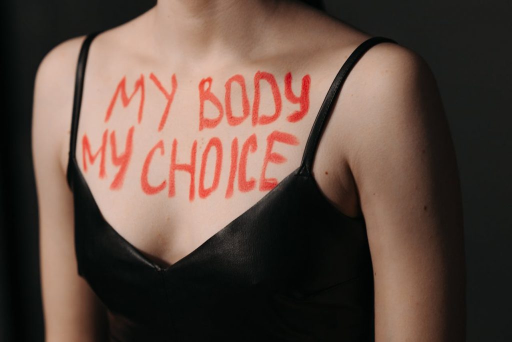 Femme arborant le message "mon corps mon choix"