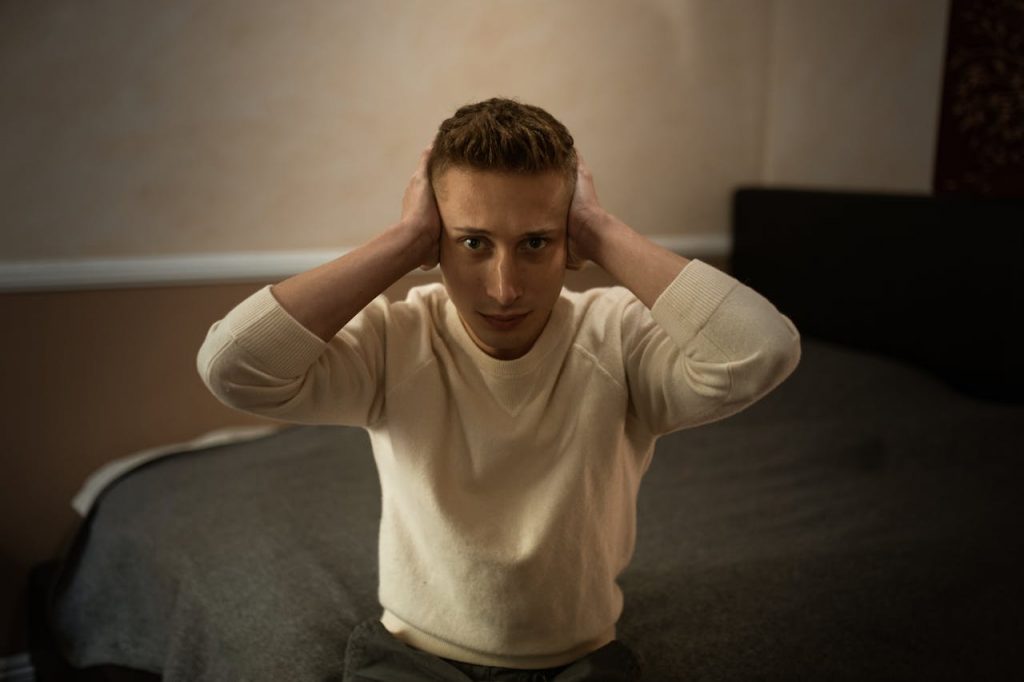 Homme se bouchant les oreilles