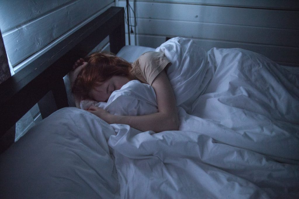 Femme dormant dans son lit