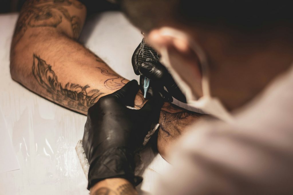 Tatoueur en train de dessiner un tatouage