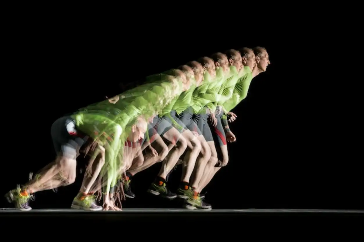 Photograph of a runner in a long exposure with stroboscopic flashes shot at 20 hz