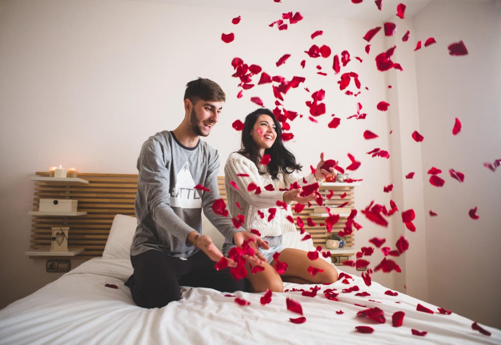 Couple dans une love room