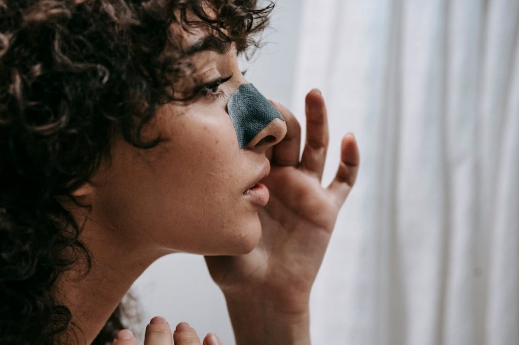 Femme avec un patch sur le nez