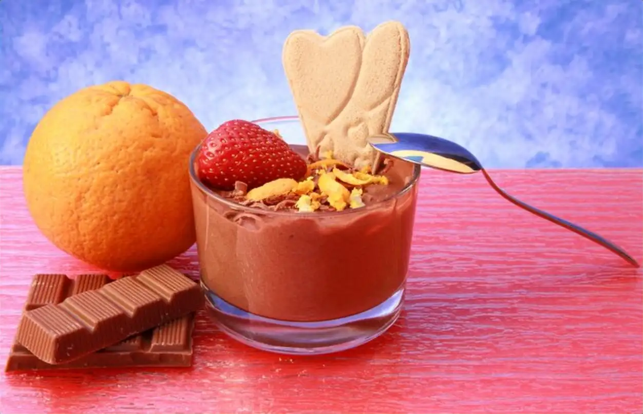 chocolate mousse cup with biscuit