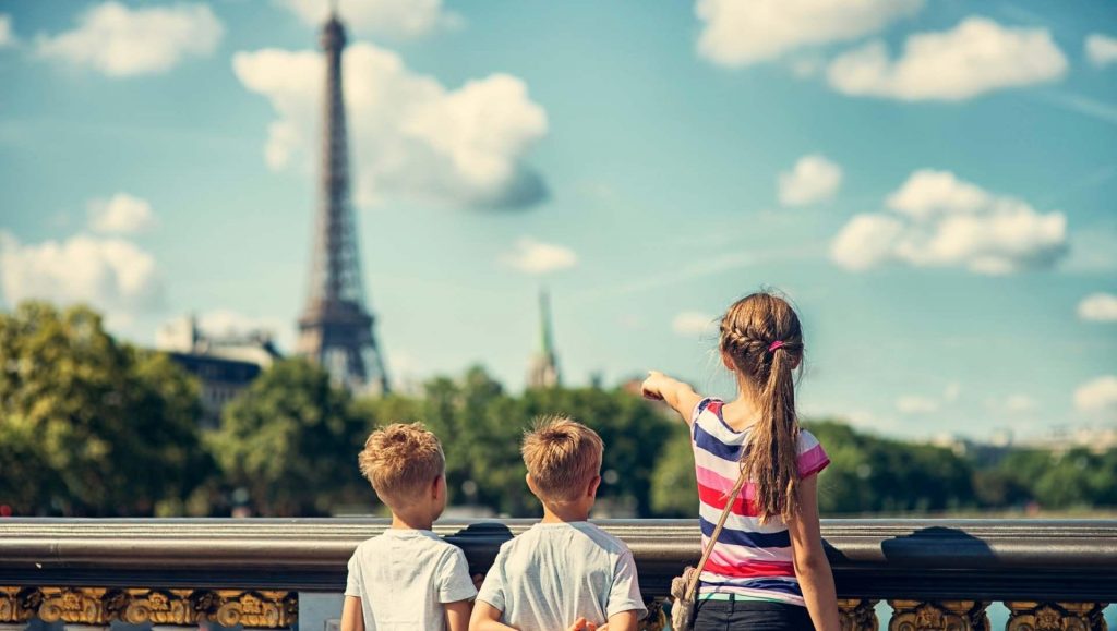 Enfants devant la Tour Eiffel