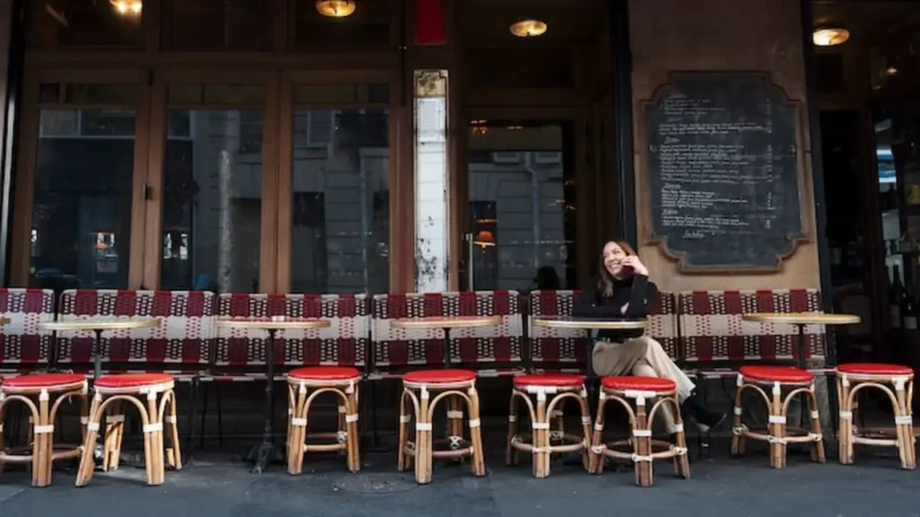 Full shot smiley woman sitting at bistro