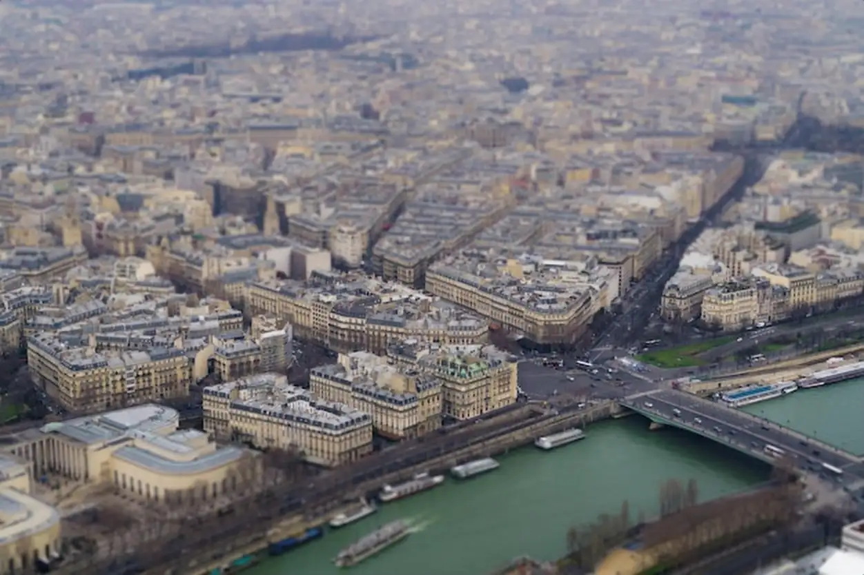 Tilt-shift image of buildings in city
