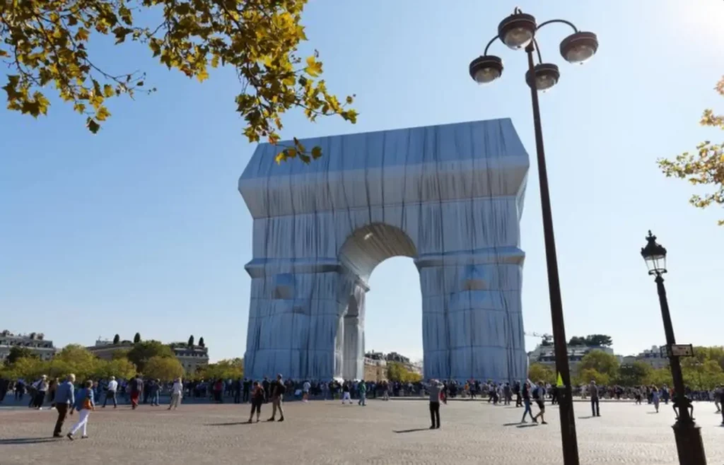 The Triimphal Arch in Paris swathed in silvery blue fabric and red rope as a posthumous project planned by the artist Christo Paris France