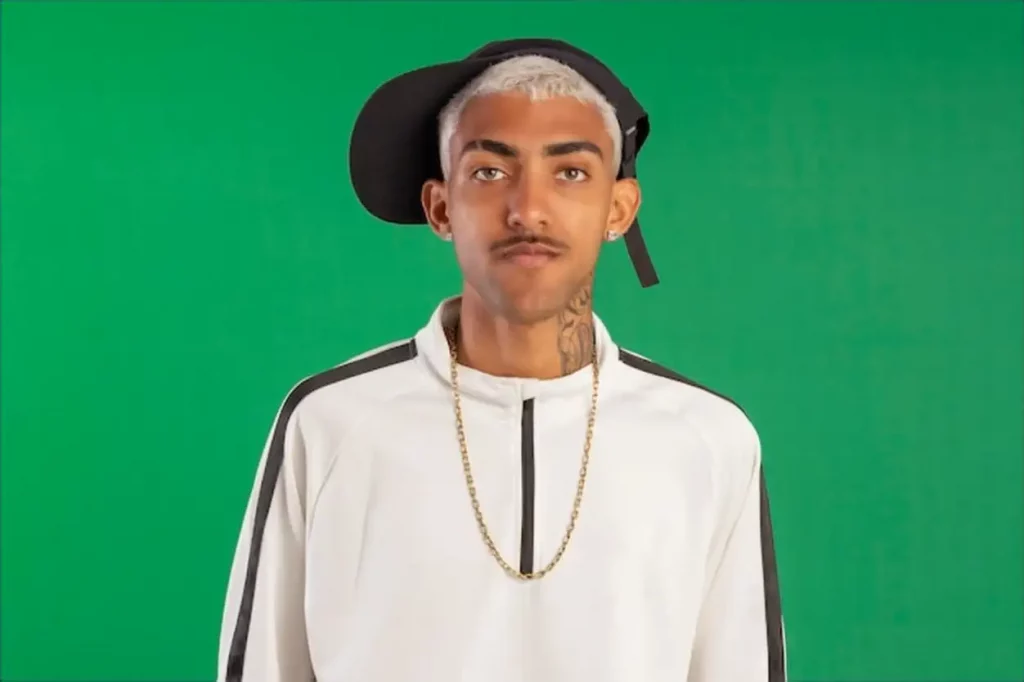 Young adult from the periphery with 'pivete blonde' hair in studio photo with green background