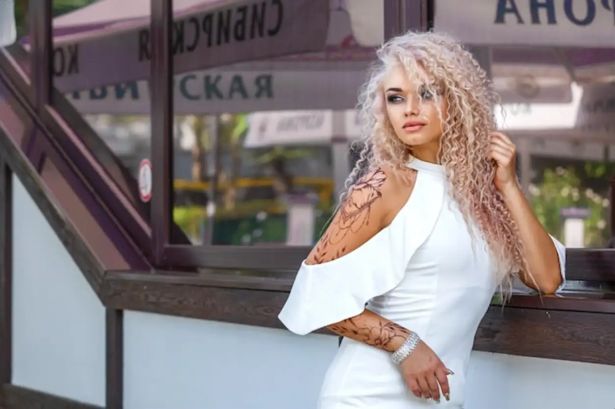 Portrait of a beautiful woman, photo shoot in the Park