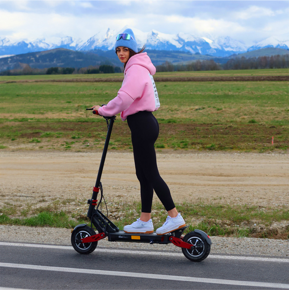 Femme en trottinette