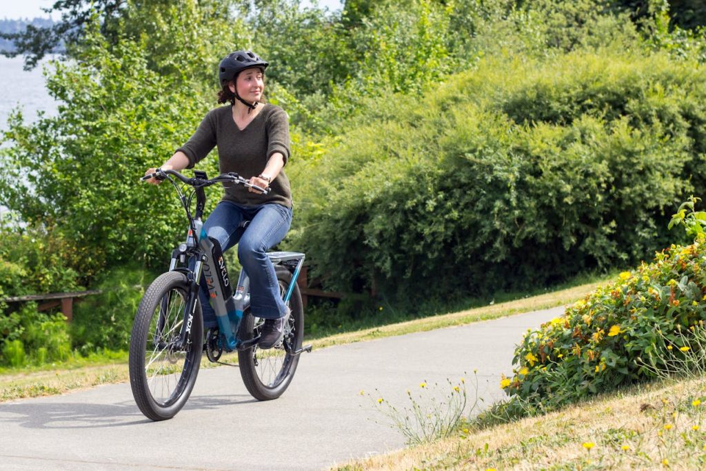 Femme pédalant sur un vélo électrique