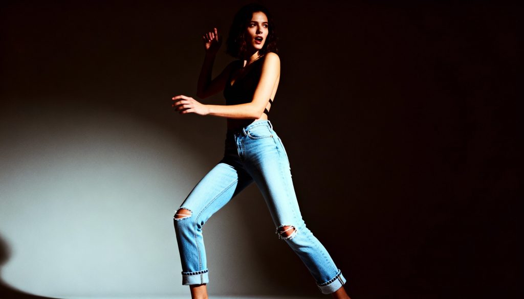 Femme souriante portant un jean slim