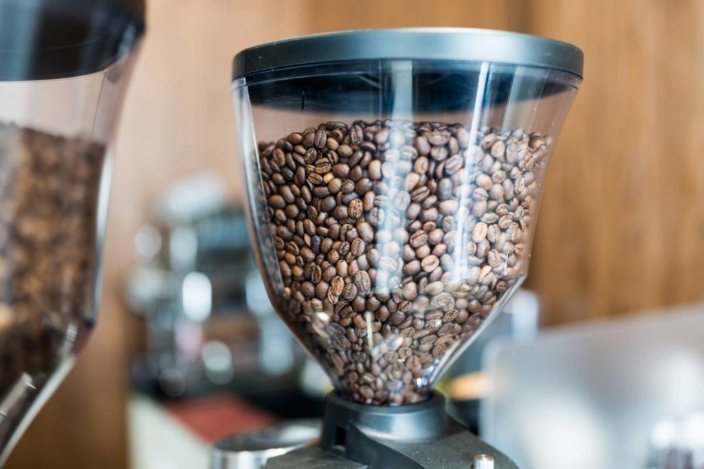 grains de café Grains de café dans une machine