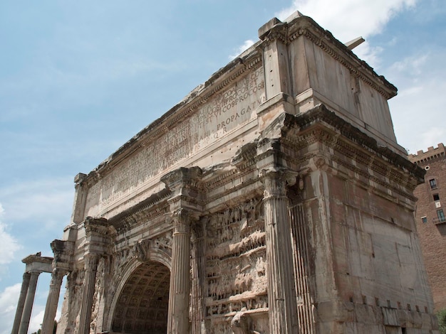 🏛️ Quels vestiges époustouflants peux-tu admirer dans la crypte ?