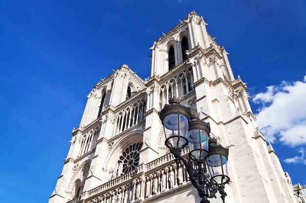 📍 Où se trouve la basilique Sainte-Clotilde et comment y aller facilement ?