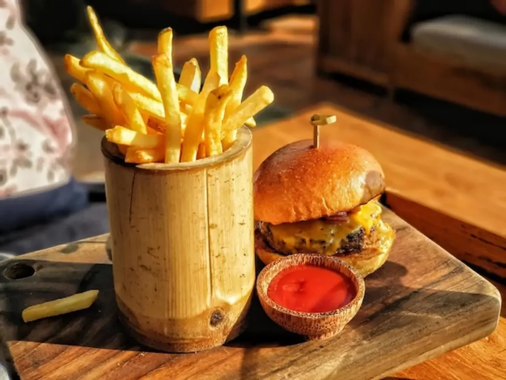 burger juteux frites parisien
