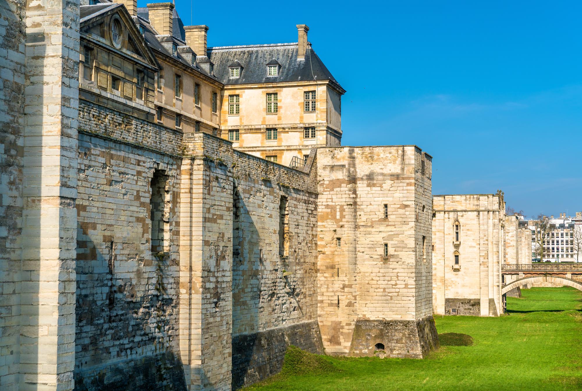 🏰 Pourquoi Philippe Auguste a-t-il construit une forteresse en 1190 ?