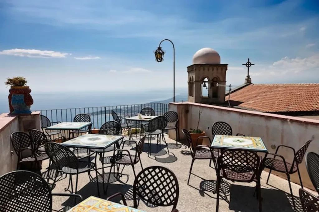 terrasse café vue vieux port marseille