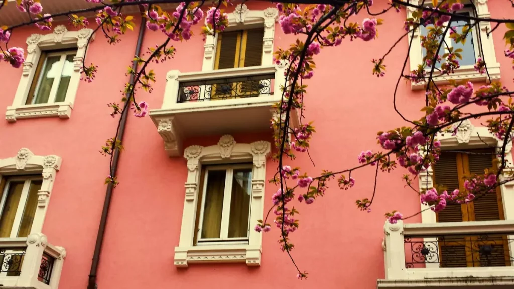Maison Rose Montmartre rose facade artistes
