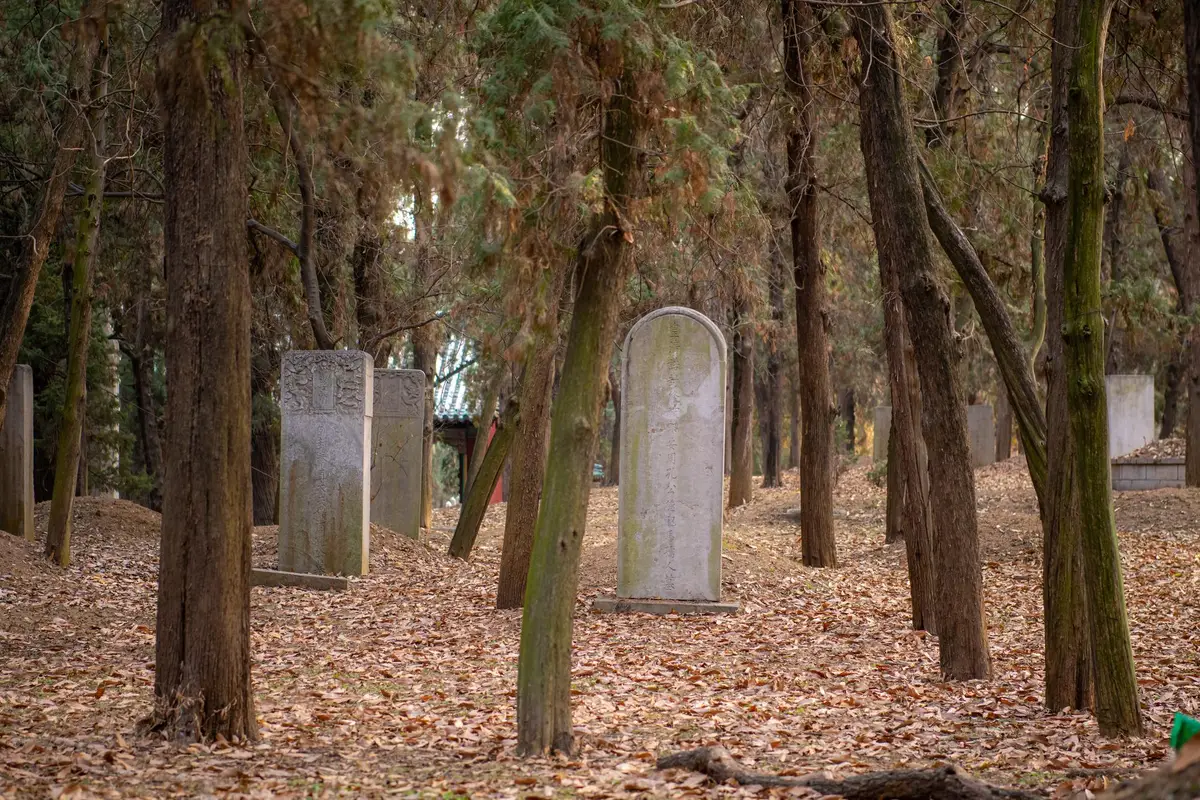 J'ai vérifié les horaires du Père-Lachaise pour toi en 2026