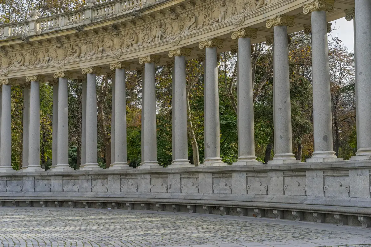 Explorer les colonnes de Buren comme une vraie Parisienne