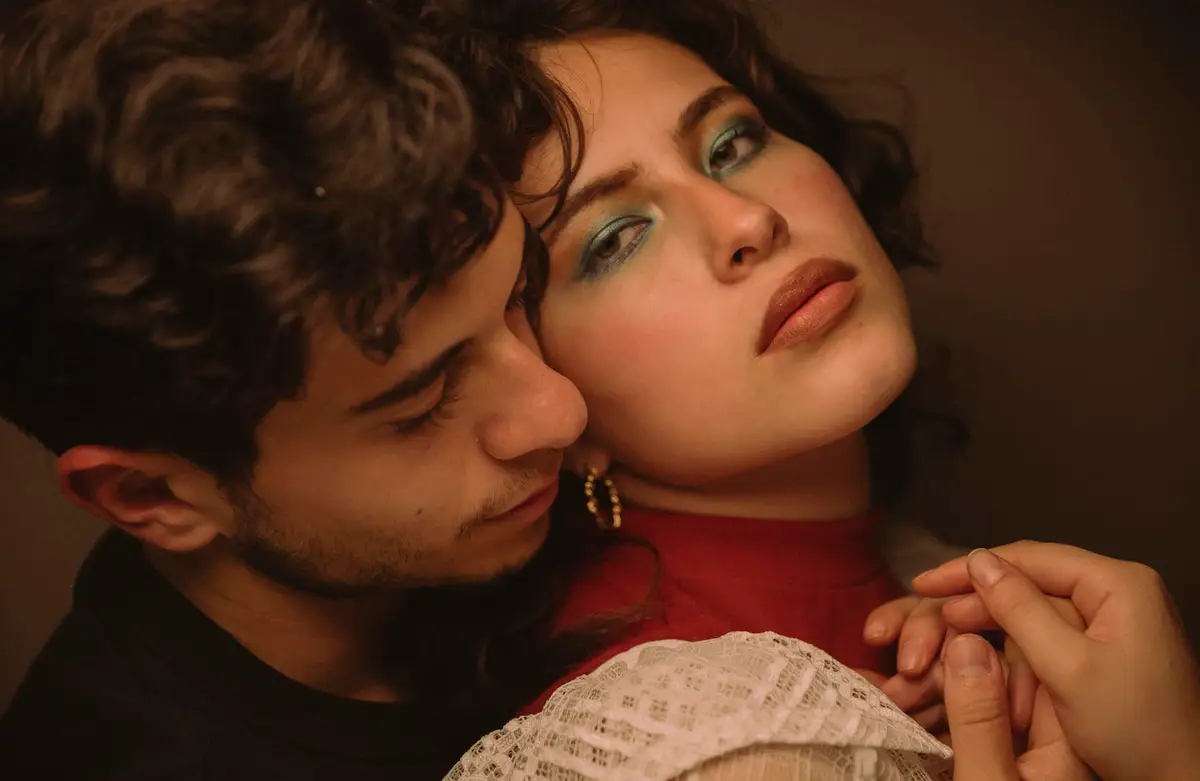 nicholas galitzine en couple : sa vie privée, son âge et ses parents