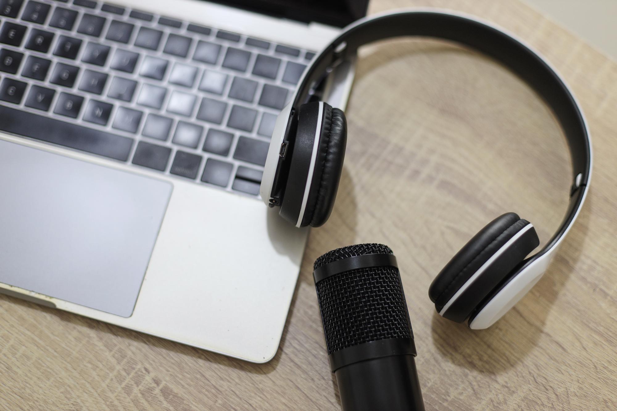 Lorànt Deutsch, podcasts et curiosité autour de la radio